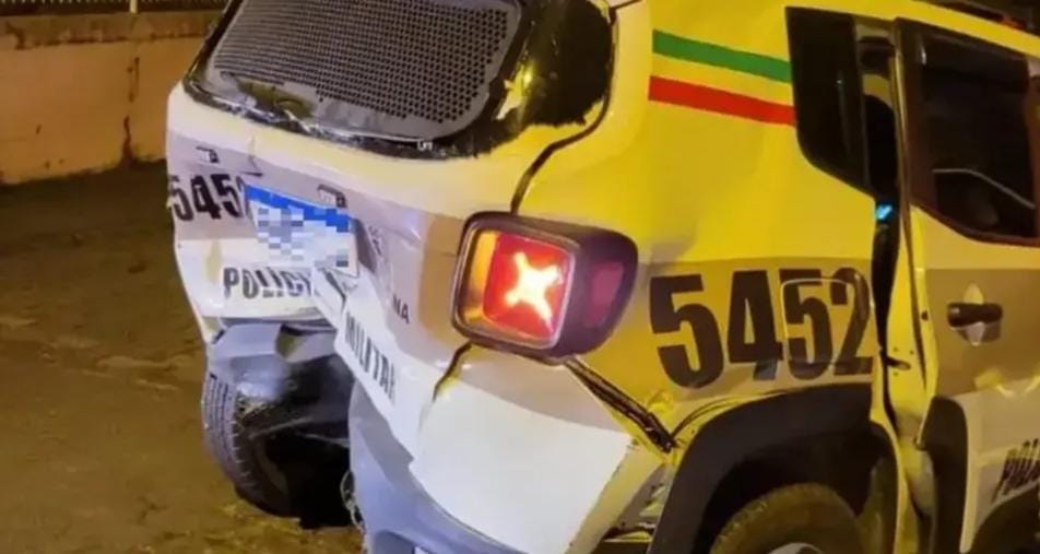 Viatura da PM é atingida por carro que disputava racha em Blumenau