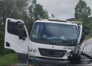 Acidente entre carro e caminhão tira a vida de motorista na BR-470