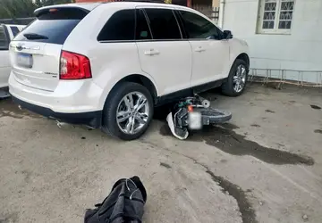 Moto fica presa embaixo de carro após acidente em Agrolândia