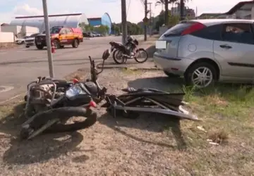FOTOS: Forte batida entre carro e moto deixa duas pessoas feridas em SC