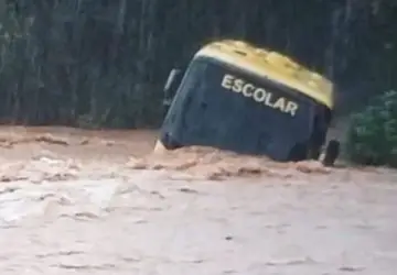 Ônibus escolar é arrastado pelas águas em Capinzal