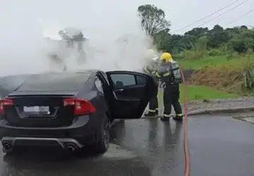 Bombeiros controlam incêndio veicular em Rio do Sul