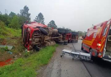 Carreta tomba na BR-470 em Pouso Redondo