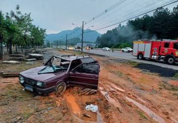 Pedestre de 63 anos morre após ser atropelado por automóvel na BR-470