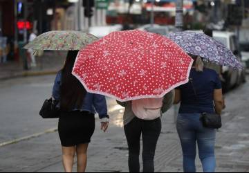 Tempo segue fechado durante a semana com mescla entre chuva intensa e calor de 30°C