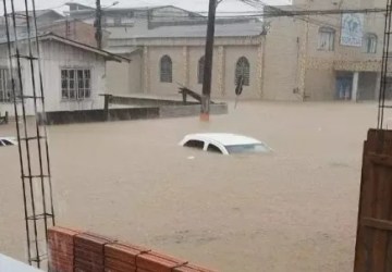 Chuva torrencial causa alagamentos em cidades do litoral catarinense