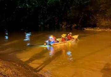 Traficantes de drogas lançam pacote em rio durante perseguição policial em Aurora