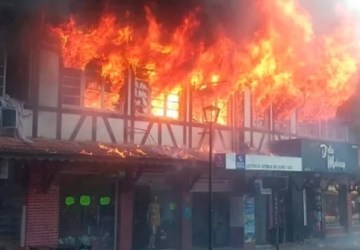 Fogo atinge diversos estabelecimentos no Centro de Blumenau