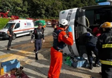 Ônibus tomba e deixa mais de 40 feridos na SC-418