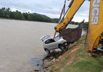 Carro cai em rio e motorista morre afogado em SC