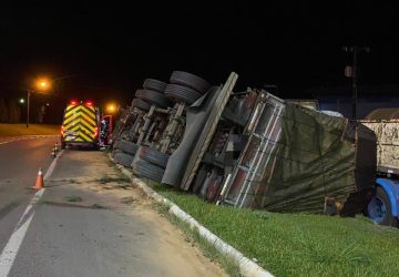 Carreta tomba na madrugada desta quarta (29) na BR-470