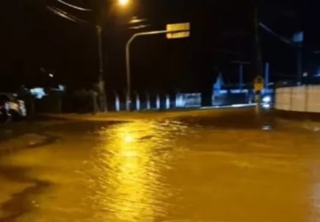 Bombeiros resgatam moradores ilhados devido a enxurrada em Braço do Trombudo