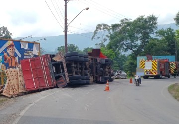 Carreta tomba ao desviar de ciclista em Presidente Getúlio