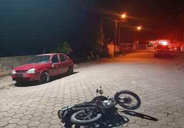 Motociclista fica ferido após colidir contra carro estacionado em Ituporanga