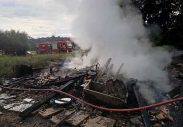 Incêndio destrói rancho em Agrolândia