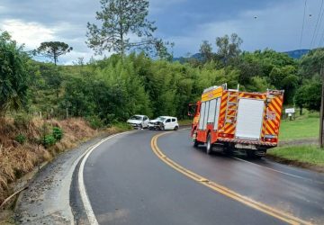 Colisão entre dois carros é registrada na SC-350 em Taió