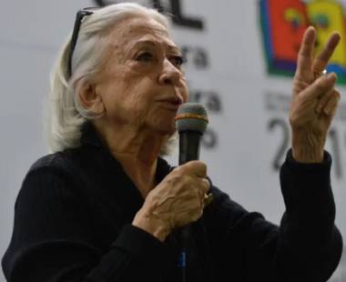 Guinness premia Fernanda Montenegro por recorde de público em leitura