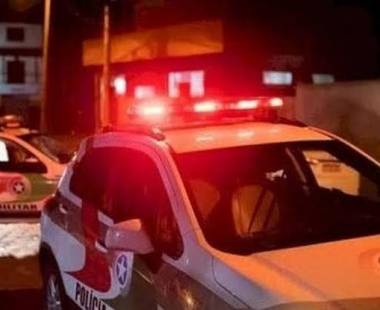 Homem é preso por agredir e ameaçar esposa com martelo em Rio do Sul