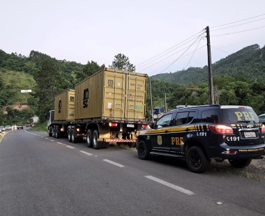 Excesso de peso em carreta quase provoca acidente na BR-470, em Ibirama