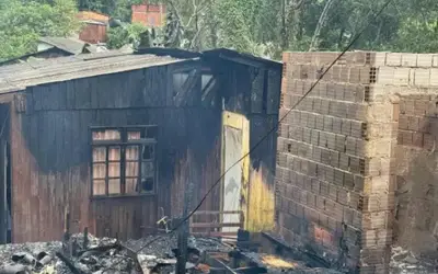 FOTOS: Bebê fica ferido após casa pegar fogo no Litoral Catarinense