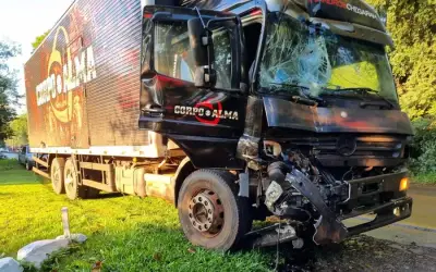 Homem morre em acidente com caminhão da banda Corpo e Alma no RS