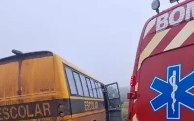 Acidente entre carro e micro-ônibus escolar na BR-282 deixa mulher em estado grave