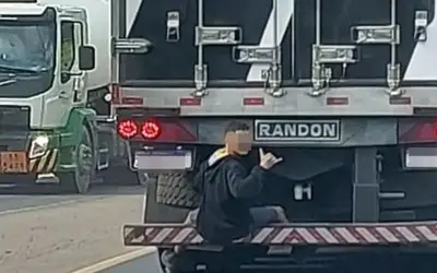 Homem é flagrado se segurando na traseira de caminhão e fazendo 