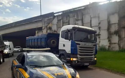 Quase 15 toneladas de excesso são flagradas em caminhão na BR-470