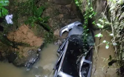 Mulher morre após carro cair no rio, em Petrolândia