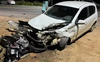 Acidente entre carro e moto conduzida por adolescente deixa um morto
