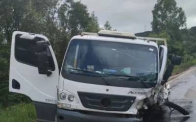 Acidente entre carro e caminhão tira a vida de motorista na BR-470