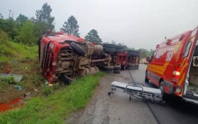 Carreta tomba na BR-470 em Pouso Redondo