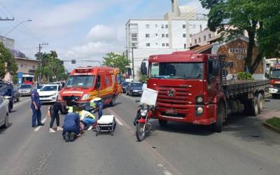 Motociclista fica ferido após colisão com caminhão no centro de Rio do Sul