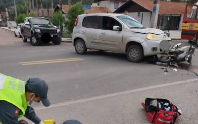 Colisão frontal entre carro e motocicleta deixa feridos em Agrolândia