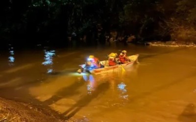 Traficantes de drogas lançam pacote em rio durante perseguição policial em Aurora