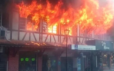 Fogo atinge diversos estabelecimentos no Centro de Blumenau