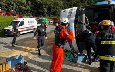 Ônibus tomba e deixa mais de 40 feridos na SC-418