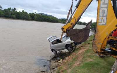 Carro cai em rio e motorista morre afogado em SC