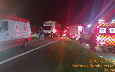 Grave acidente na BR-470 deixa sete feridos; cinco são crianças