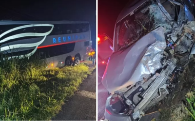 Ônibus fica suspenso em barranco após colisão com carro na BR-470, no Médio Vale