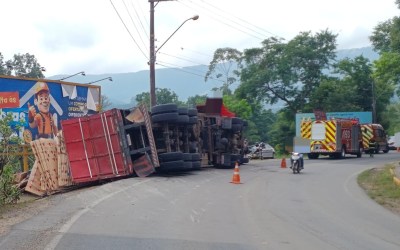 Carreta tomba ao desviar de ciclista em Presidente Getúlio