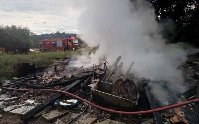 Incêndio destrói rancho em Agrolândia