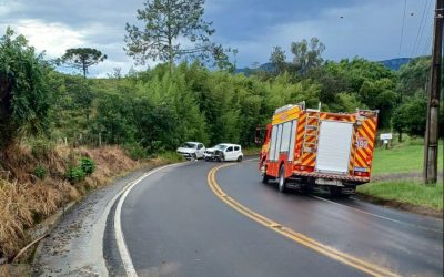 Colisão entre dois carros é registrada na SC-350 em Taió