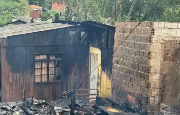FOTOS: Bebê fica ferido após casa pegar fogo no Litoral Catarinense