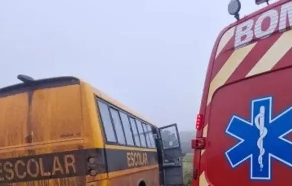 Acidente entre carro e micro-ônibus escolar na BR-282 deixa mulher em estado grave
