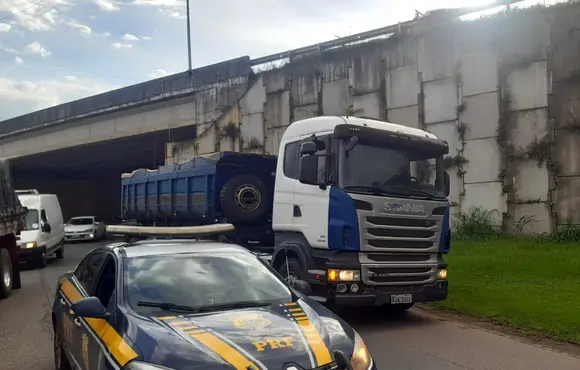 Quase 15 toneladas de excesso são flagradas em caminhão na BR-470