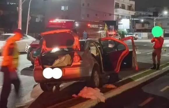 Motorista fica inconsciente após colidir em sinaleiro, em Rio do Sul