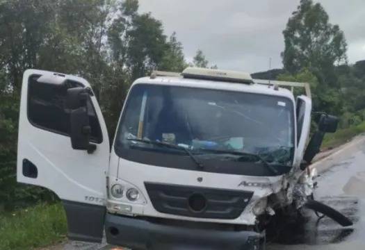 Acidente entre carro e caminhão tira a vida de motorista na BR-470