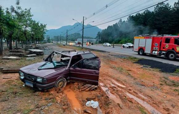 Pedestre de 63 anos morre após ser atropelado por automóvel na BR-470