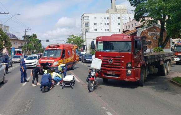 Motociclista fica ferido após colisão com caminhão no centro de Rio do Sul